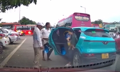 Vụ nhóm người chặn taxi công nghệ, đuổi phụ nữ bế con khỏi xe ở Thái Nguyên: Chủ tịch UBND tỉnh chỉ đạo làm rõ, xử lý nghiêm 