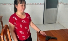Con gái phát hiện súng K54 trong tủ quần áo của cha, liền mang nộp công an
