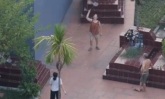 3 nữ, 1 nam rủ nhau vào nghĩa trang....tập thể dục