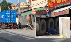 Xót xa cảnh chồng quỳ gối ôm thi thể vợ khóc nghẹn sau tai nạn ở TP. Thủ Đức