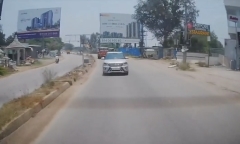 Clip: Camera ghi lại khoảnh khắc ô tô lộn nhào nhiều vòng giữa đường