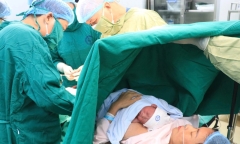 Sản phụ 60 tuổi sinh bé trai 2,8kg