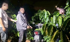 Nghi phạm cướp tài sản ôm theo lồng chim lúc chạy trốn