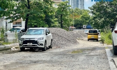 Công trường Dự án hạ tầng cho lô D20 Cầu Giấy thi công dang dở gây mất an toàn