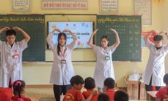 Tin tức giáo dục 24h: Gần 9000 sinh viên ĐH Y Hà Nội được tặng áo blouse cao cấp