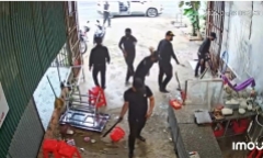 Nhóm côn đồ áo đen hung hãn đập phá quán phở tại Đắk Lắk