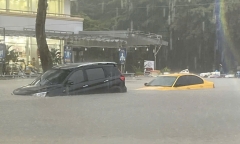 Mưa lớn, xế hộp “phập phồng” trong biển nước trên đường ở Bình Dương