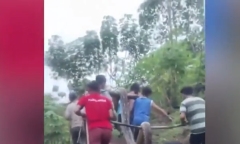 Clip: Hãi hùng trăn dài 6,1m tấn công bé gái, dân làng cầm dao rựa chạy tới cứu nguy