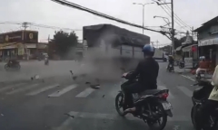 Xe tải lao như tên bắn qua ngã tư, tông thẳng vào nhà dân tại TP.HCM, một người tử vong thương tâm