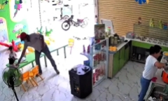 Bắt đối tượng giả vờ mua cháo rồi giật điện thoại của bé gái 3 tuổi ở TP.HCM