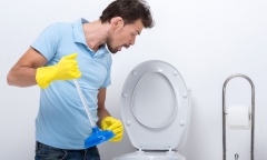 Lợi ích của việc bỏ khẩu trang vào bể chứa nước bồn cầu