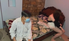 Bắt quả tang gái mại dâm chuyển giới biến nhà nghỉ thành 