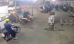 Clip:  Nam thanh niên chém nhân viên bến phà ở An Giang trọng thương vì bị yêu cầu mua vé