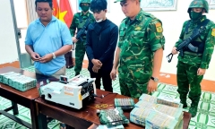 Bắt quả tang nam thanh niên ôm thùng tiền hơn 7 tỷ đồng định vận chuyển sang Campuchia