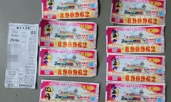 Mang tờ vé số đi đổi giải 