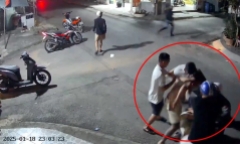 Truy xét nhóm thanh niên đánh 2 người đàn ông trên đường ở Bình Dương