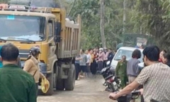 Nữ giáo viên ngã vào gầm xe tải, tử vong thương tâm 