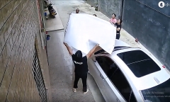 Bé gái lơ lửng ngoài lan can tầng 3, những giây sau đó ai nấy đều thót tim