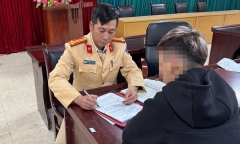 Tin pháp luật nổi bật 24h qua: Xử phạt đối tượng bốc đầu xe môtô diễu phố ở Hà Nội