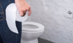 Những thói quen khi đi vệ sinh gây hại nhiều người mắc phải