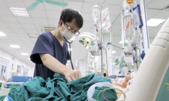 Tin tức đời sống 23/10: Vừa xem tivi vừa chơi, bé 13 tuổi nuốt đinh ghim vào đường thở