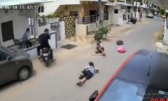 Ô tô đang di chuyển, hai học sinh bất ngờ rơi khỏi xe