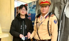 CSGT Hà Nội kịp thời trả lại tài sản thất lạc cho nam sinh viên
