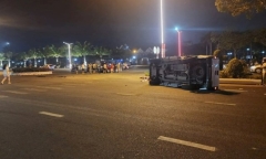 Tin tức tai nạn giao thông mới nhất ngày 4/2: Xe tải đâm vào dải phân cách, cao tốc ách tắc