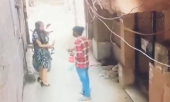 Clip: Người phụ nữ bị gã đàn ông khống chế, dí súng vào người, cướp tiền