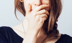  Bị bạn trai cũ không tắm suốt 1 tháng tấn công, cô gái suýt ngất xỉu