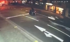 Clip: Nam tài xế say rượu, lái xe tốc độ cao tông trọng thương người đi đường rồi tháo chạy