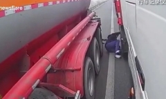 Clip: Đứng tim cảnh tài xế ô tô vừa chui ra khỏi gầm xe, bất ngờ bị xe bồn lao tới tông trúng