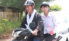 Nghẹn lòng hình ảnh người cha choàng khăn tang trắng đưa con đi thi tốt nghiệp