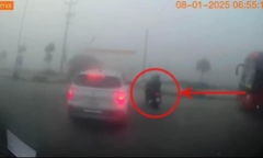 Clip: Khoảnh khắc va chạm xe khách với xe máy khiến 2 mẹ con tử vong thương tâm ở Nghệ An