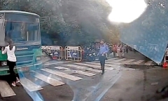 Clip: Tài xế xe buýt cố tình lao xe vào nữ sinh viên sau cuộc cãi vã