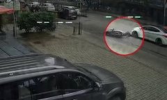 Clip: Ngã ra đường vì vấp phải ổ gà, người đàn ông bị ô tô cán tử vong thương tâm