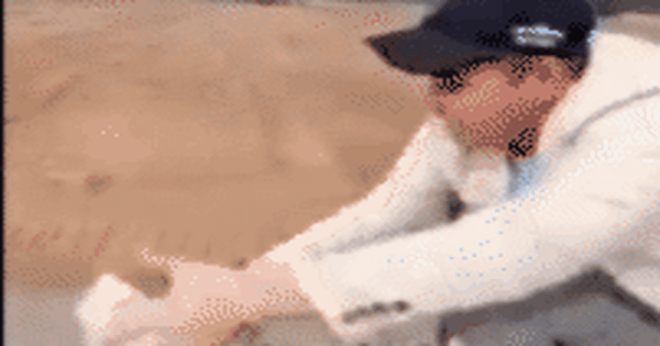 Vụ clip thanh niên ngồi trên ô tô rải từng cọc tiền 