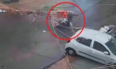 Clip: Rợn người cảnh cột điện đổ sập đè trúng người phụ nữ đi xe máy