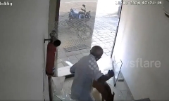 Lợn rừng điên cuồng húc vỡ cửa kính cây ATM ở Ấn Độ khiến cụ ông sợ hãi bỏ chạy
