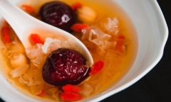 Lợi ích của việc uống nước táo đỏ và những lưu ý