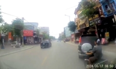 Sau va chạm với xe ben, nam thanh niên bị tông văng xuống đường