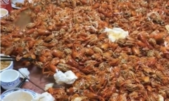 Nhóm 5 người đến nhà hàng buffet ăn tôm hùm, cảnh tượng sau khi rời đi gây hãi hùng