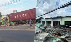 Container tông liên hoàn 6 ki ốt ở TP.HCM, nghi do tài xế ngủ gục