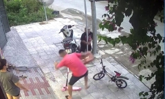 Ôm cột sắt trên vỉa hè, nam thanh niên bỗng nhiên ngã gục
