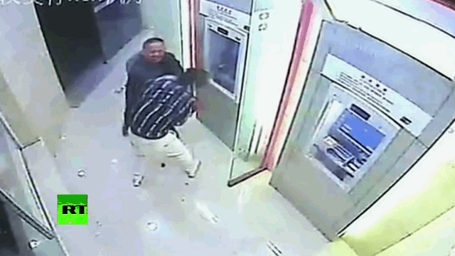 Video: Đi cướp gặp đúng 'cao thủ', nam thanh niên bị đấm gục ngay tại chỗ