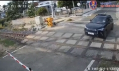 Liên tiếp xử lý các trường hợp tài xế ô tô cố vượt rào chắn đường sắt