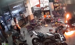 Clip: Mô tô phân khối lớn bốc cháy dữ dội, nhân viên thi nhau chạy thoát thân
