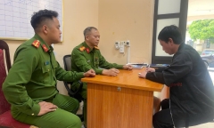 Đối tượng truy nã về tội đánh bạc ra đầu thú