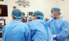  Nhờ thợ cắt tóc cắt bao quy đầu, nam thanh niên phải nhập viện cấp cứu