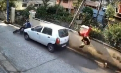 Clip: Người phụ nữ Ấn Độ bị ô tô đâm văng lên hàng rào, sống sót thần kỳ